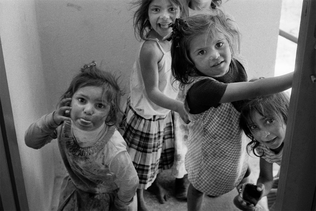 grupo ninas pasillo interior juego anna turbau fotografia documental 1