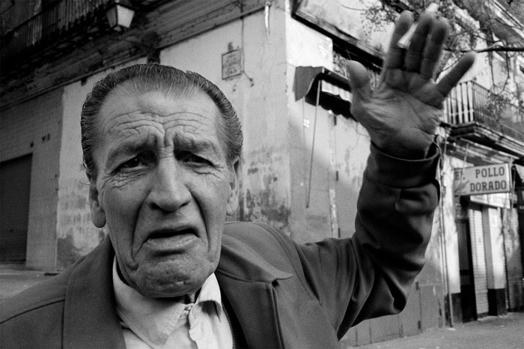 hombre calle pueblo gesto mano vida rural anna turbau fotografia documental 1