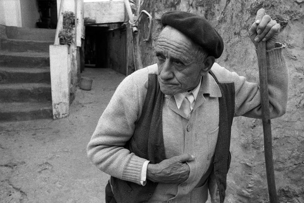 hombre mayor baston calle pueblo anna turbau fotografia documental 1