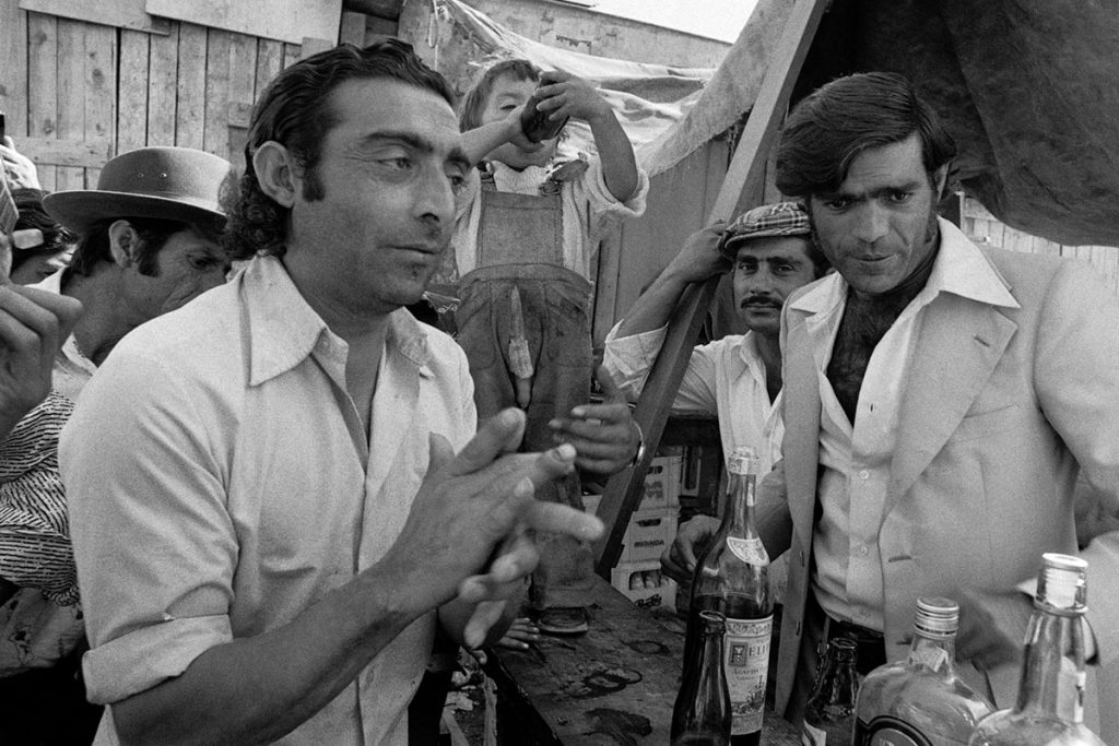 hombres bar feria bebida vida social anna turbau fotografia documental 1
