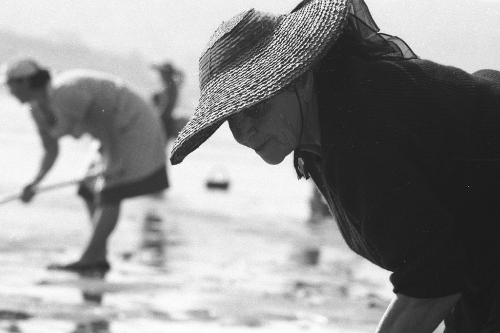 mariscadora perfil playa boa noya galicia anna turbau fotografia documental 1