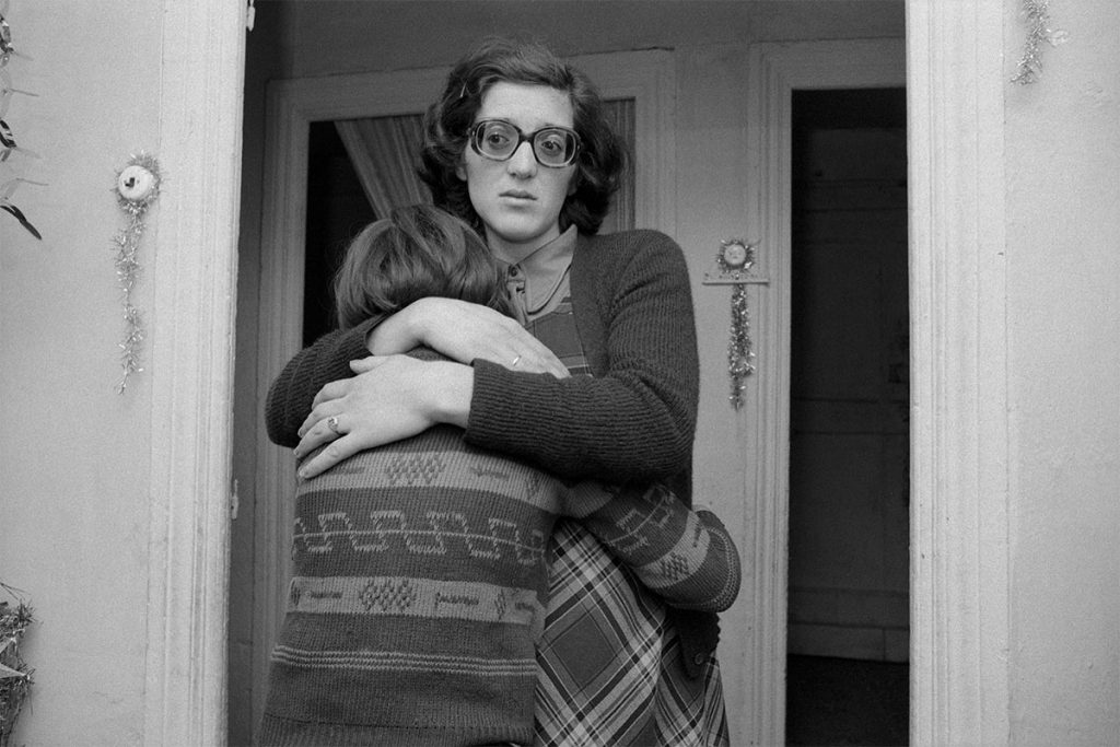 mujer abraza nino puerta retrato familiar anna turbau fotografia documental 1