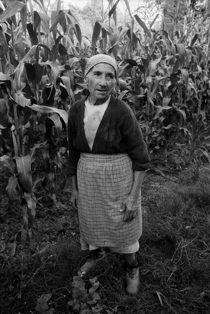 mujer camino vegetacion rural anna turbau fotografia documental 1