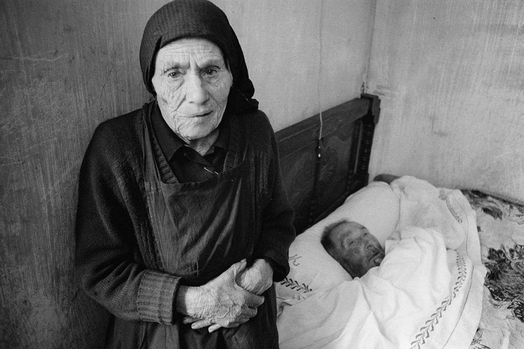 mujer mayor bebe cama interior anna turbau fotografia documental 1