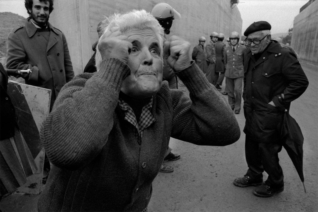 mujer mayor protesta frente policia anna turbau fotografia documental 1