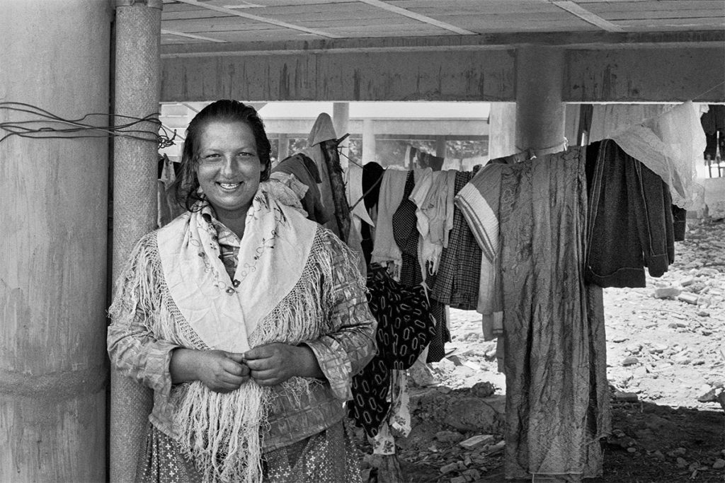 mujer paso cubierto lavadero trabajo domestico anna turbau fotografia documental 1