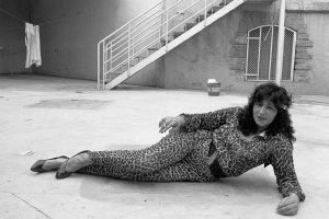 mujer suelo patio exterior escena cotidiana anna turbau fotografia documental 1