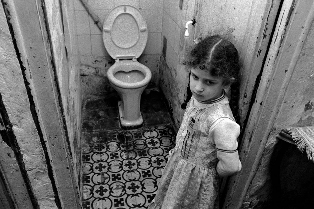 nina bano exterior piso ocupado anna turbau fotografia documental