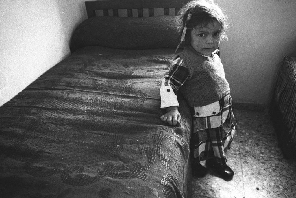 nina habitacion rural cama anna turbau fotografia documental