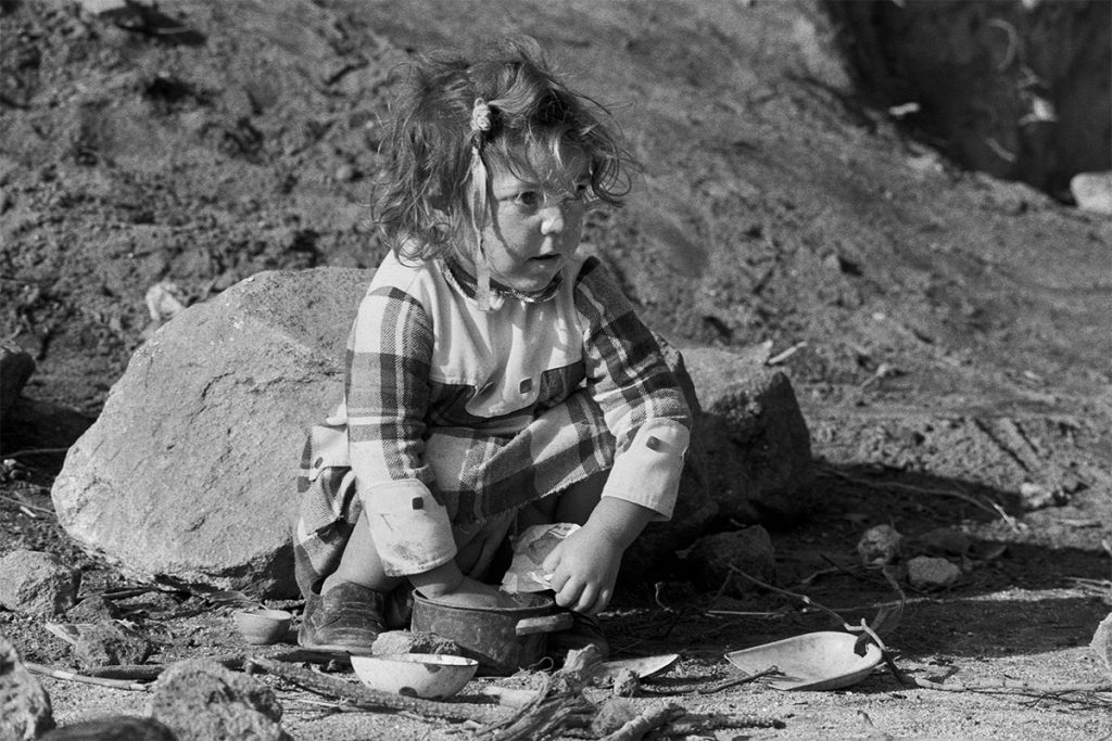 nina suelo juego barrio retrato anna turbau fotografia documental
