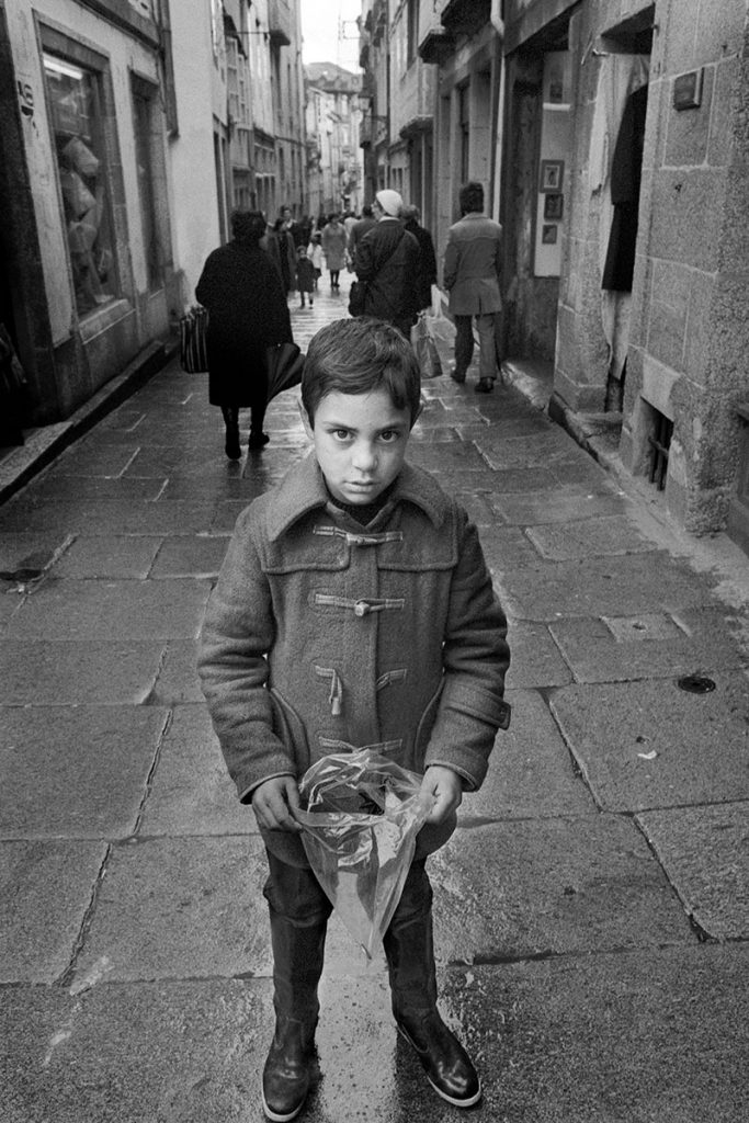 nino calle estrecha pueblo retrato anna turbau fotografia documental