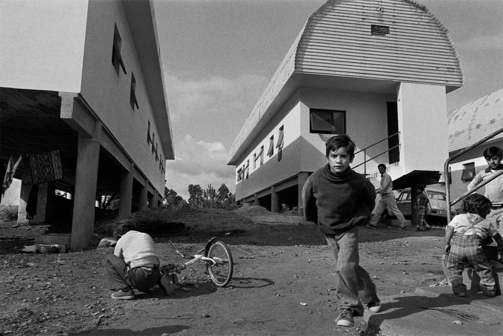 nino corriendo barrio viviendas anna turbau fotografia documental