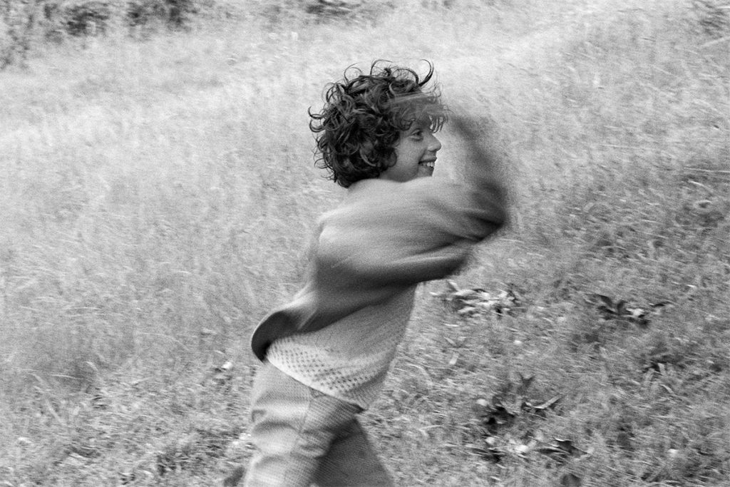 nino corriendo campo movimiento anna turbau fotografia documental