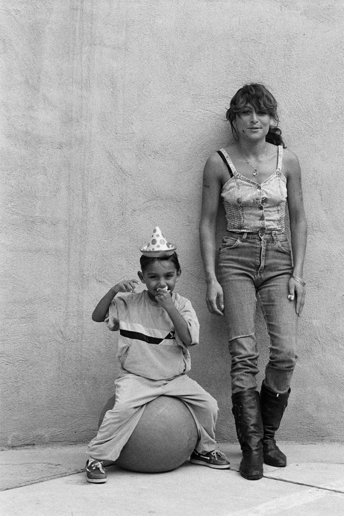 nino mujer pared retrato prision anna turbau fotografia documental