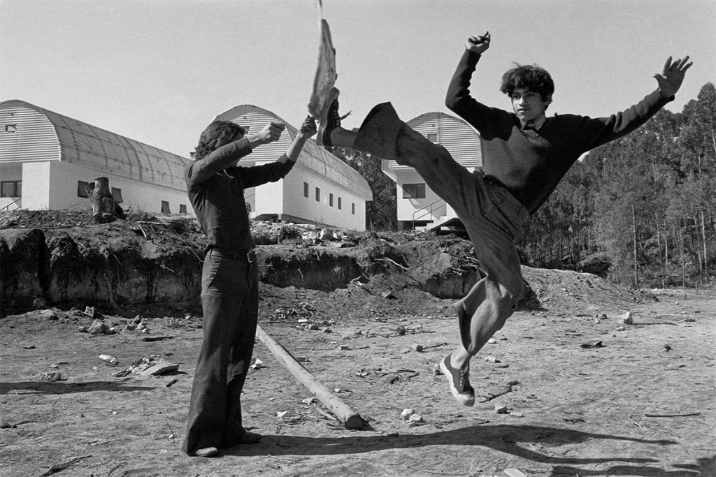 ninos saltando juego calle barrio anna turbau fotografia documental